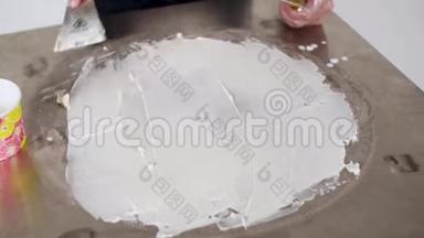 烹制泰式天然水果冰淇淋.. 在冷盘上用西番莲做冰淇淋卷。 制作冰淇淋